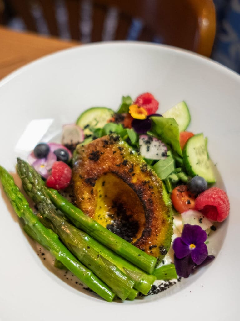Ensalada de aguacate, platillo del restaurante Yerba Santa