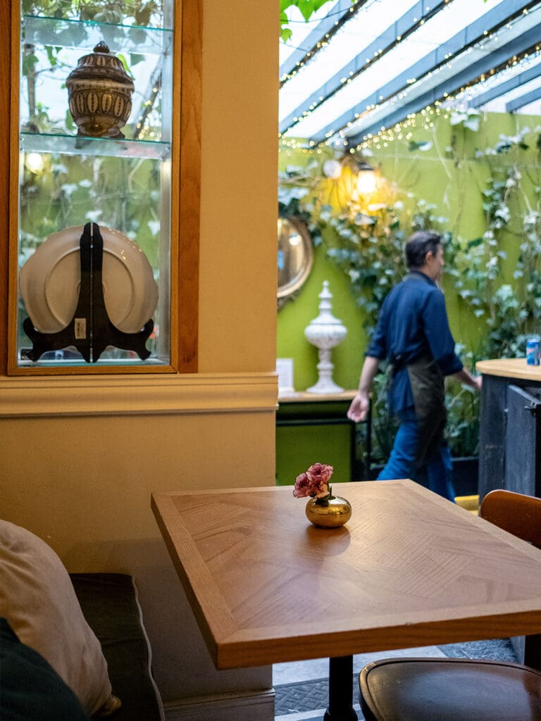 Interior del restaurante Yerba Santa