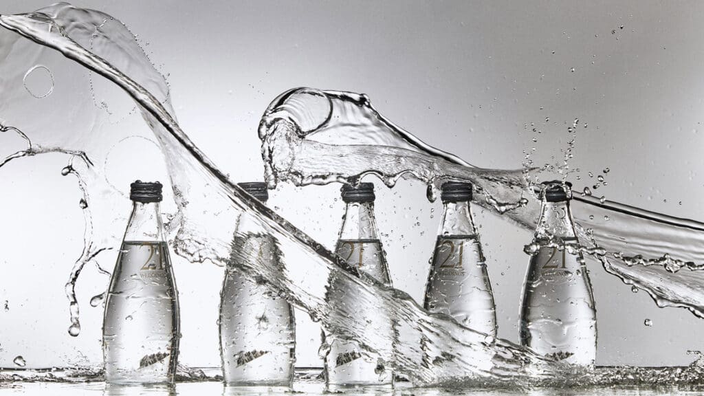 Agua alcalina: ¿qué es, para qué sirve y si realmente hidrata mejor?