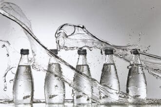 Agua alcalina: ¿qué es, para qué sirve y si realmente hidrata mejor?