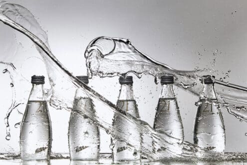 Agua alcalina: ¿qué es, para qué sirve y si realmente hidrata mejor?