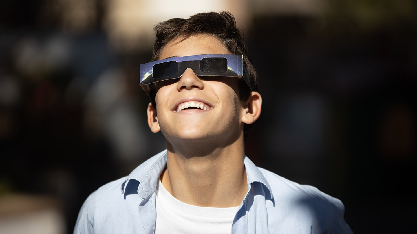 Lentes especiales para ver un eclipse solar.