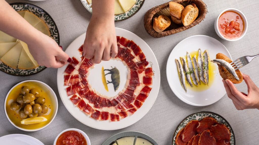 Comida española para llevar: el sabor de Emilio Restaurante con Arroces en Casa
