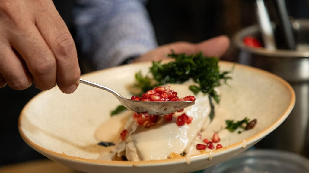 El chef César Pantoja revela los secretos de los chiles en nogada del restaurante Raíz