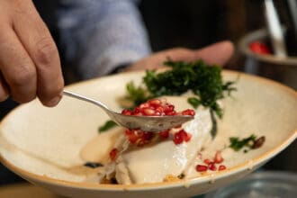 El chef César Pantoja revela los secretos de los chiles en nogada del restaurante Raíz