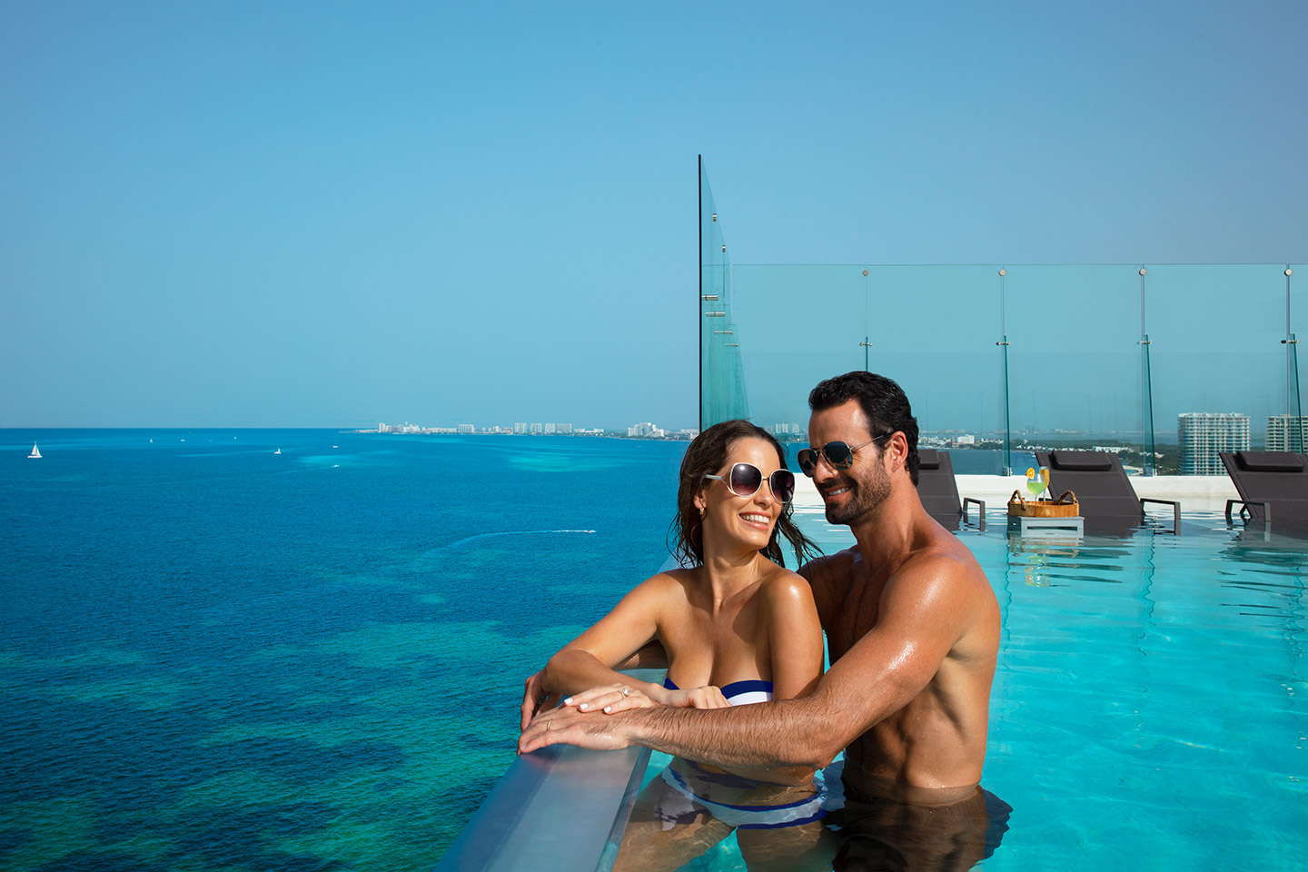 Viajes_Palacio_Hyatt_Vivid_Cancun_couple_rooftop_pool Está a 30 minutos del Aeropuerto Internacional de Cancún.