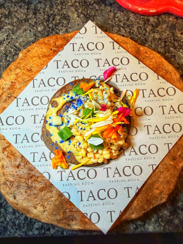 Esquites con rib eye y mayonesa de chicatana.