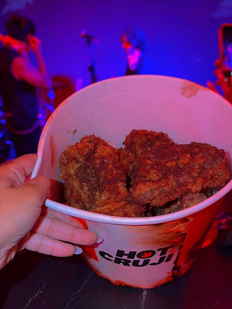 KFC_Hot_Cruji_Bravo_4 ¿Qué hace irresistible a un pollo frito?.