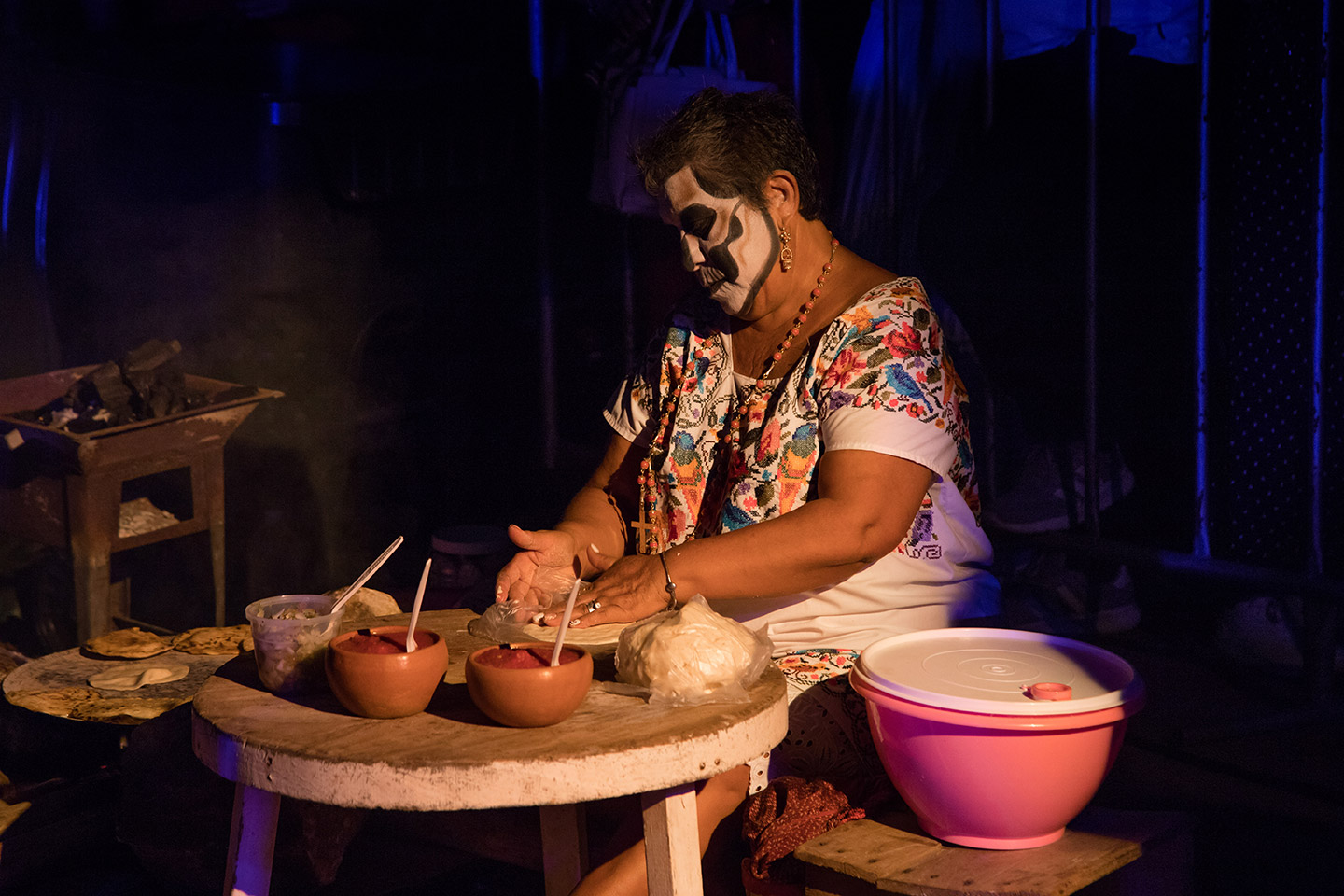 Basado en la cosmovisión maya.
