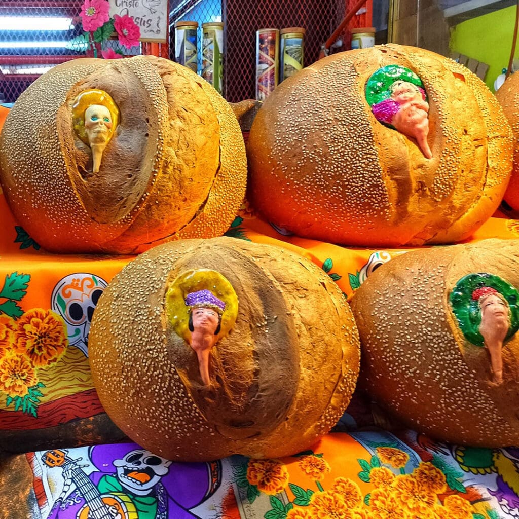 Pan de yema con carita.